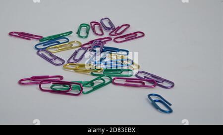 Una selezione di ritagli di carta colorati su sfondo bianco Foto Stock