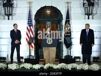 Washington, Stati Uniti. 26 Ottobre 2020. Il giudice Amy Coney Barrett parla come presidente Donald Trump e suo marito Jesse Barrett si prendono cura di dopo aver preso il giuramento costituzionale per diventare una giustizia della Corte Suprema, alla Casa Bianca a Washington, DC lunedì 26 ottobre 2020. Oggi Barrett è stato confermato dal Senato, 52-48, in sostituzione del defunto Ruth Bader Ginsburg. Foto di Kevin Dietsch/UPI Credit: UPI/Alamy Live News Foto Stock