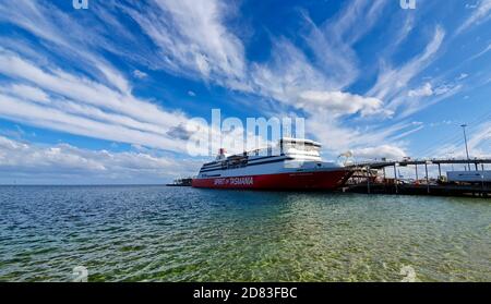 Port Melbourne, Victoria / Australia - 4 settembre 2019: Vista grandangolare dello stretto di Bass Ferry Spirit of Tasmania che carica auto e merci per un attracco Foto Stock