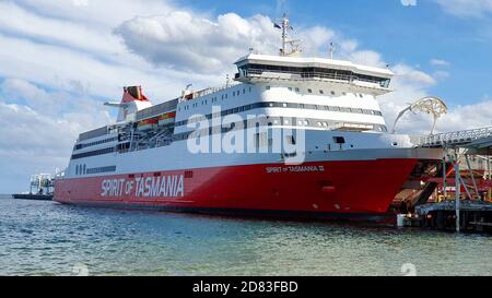 Port Melbourne, Victoria / Australia - 4 settembre 2019: Vista in primo piano dello stretto di Bass Ferry Spirit of Tasmania caricamento di automobili e merci per un incrocio Foto Stock
