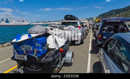 Wellington, Nuova Zelanda - Gennaio 28 2015: I veicoli si allineano per salire a bordo del traghetto Interislander a Wellington NZ per il viaggio a Picton Foto Stock