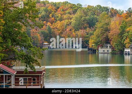 Vista autunnale del lago Burton vicino Clayton nella contea di Rabun, Georgia. (STATI UNITI) Foto Stock