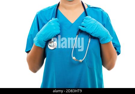 Un'infermiera fidata in piedi con stetoscopio, medico donna in uniforme blu, studio girato isolato su sfondo bianco, salute medica concep Foto Stock