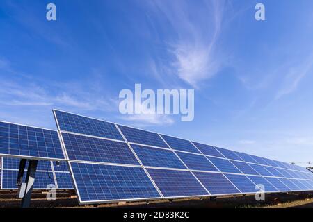 La vista della fattoria solare (pannello solare), fonte di energia alternativa, questo è il sistema di tracciamento del sole, modulo fotovoltaico idea per energia pulita pr Foto Stock