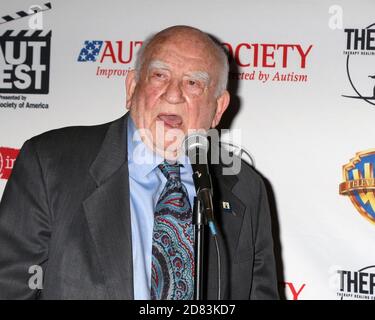 LOS ANGELES - Apr 23: Ed Asner al 1° Festival annuale AutFest International Film Festival ad AMC Orange 30 il 23 aprile 2017 a Orange, California Foto Stock