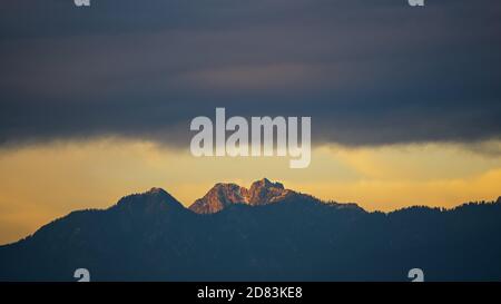 Vancouver, British Columbia, Canada. 26 Ottobre 2020. Il sole che tramonta illumina la vetta della Crown Mountain, una delle North Shore Mountains di Vancouver. Credit: Bayne Stanley/ZUMA Wire/Alamy Live News Foto Stock