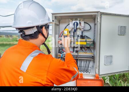 I tecnici hanno utilizzato una pistola Thermo per controllare la temperatura dell'apparecchiatura per confermare il normale funzionamento dei sistemi. Progettazione professionale di concetti per t Foto Stock