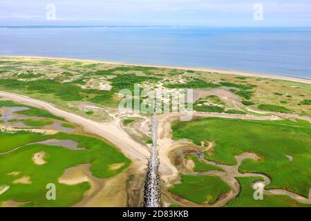 Il Causeway di Provincetown, conosciuto anche come Breakwater Walk, è una raccolta disomogenea di rocce che permette agli escursionisti di attraversare il porto e raggiungere le stesse ti Foto Stock