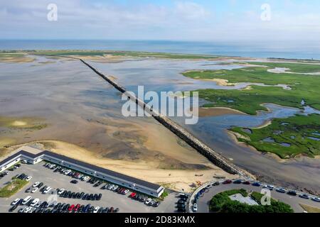 Il Causeway di Provincetown, conosciuto anche come Breakwater Walk, è una raccolta disomogenea di rocce che permette agli escursionisti di attraversare il porto e raggiungere le stesse ti Foto Stock