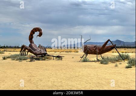 Borrego Spring, CA - 12 luglio 2020: Scultura in metallo all'aperto di uno scorpione e di una tramoggia per erba, vicino all'Anza-Borrego Desert state Park. Foto Stock