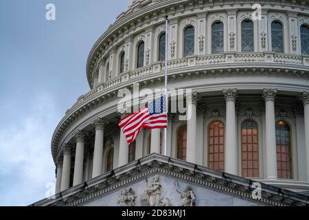 La bandiera degli Stati Uniti vola a metà del personale sopra il Campidoglio degli Stati Uniti il 11 settembre 2020 a Washington, D.C. la bandiera è a metà del personale in ricordo delle vittime dei 9/11 attacchi terroristici del 11 settembre 2001. Credit: Alex Edelman/The Photo Access Foto Stock