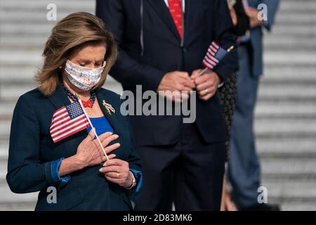 LA Presidente DELLA Camera DEGLI STATI UNITI Nancy Pelosi, D-CA, partecipa ad un momento di silenzio in onore delle vittime dell'attentato terroristico del 9/11 al di fuori del Campidoglio degli Stati Uniti il 11 settembre 2020 a Washington, D.C. Credit: Alex Edelman/The Photo Access Foto Stock