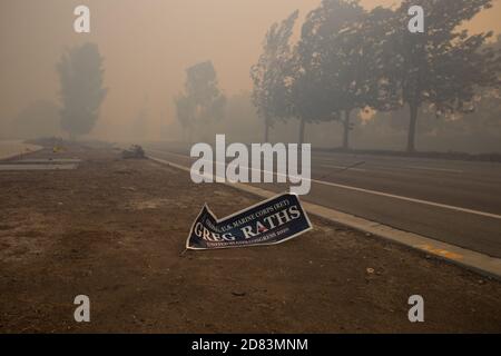 Irvine, Stati Uniti. 26 Ottobre 2020. Il cartello politico di un politico locale è stato scoperto dai forti venti di Santa Ana. Alle 6:47 circa lunedì 26 ottobre, il fuoco di Silverado è iniziato come un fuoco a pennello nel Canyon di Silverado, in California, e quando i venti di Santa Ana sono scoppiati, il fuoco ha colpito la città di Irvine nella contea di Orange, in California. L'incendio continua mentre i vigili del fuoco stanno lavorando per contenere l'incendio. Credit: SOPA Images Limited/Alamy Live News Foto Stock