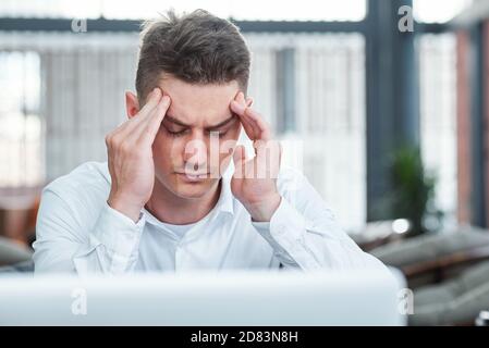 Imprenditore che soffrono di mal di testa Foto Stock