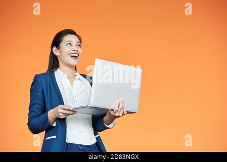 Felice giovane donna d'affari eccitata Foto Stock