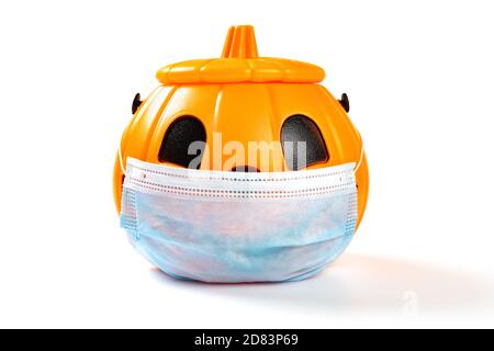 Jack o Lanterna indossando una maschera medica su sfondo bianco Foto Stock
