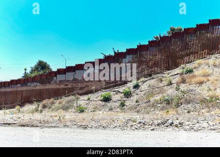 Il muro di confine tra gli Stati Uniti e il Messico da San Diego, California guardando verso Tijuana, Messico. Foto Stock