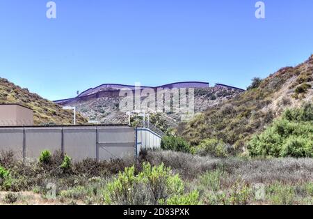 Il muro di confine tra gli Stati Uniti e il Messico da San Diego, California guardando verso Tijuana, Messico. Foto Stock