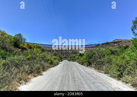 Il muro di confine tra gli Stati Uniti e il Messico da San Diego, California guardando verso Tijuana, Messico. Foto Stock