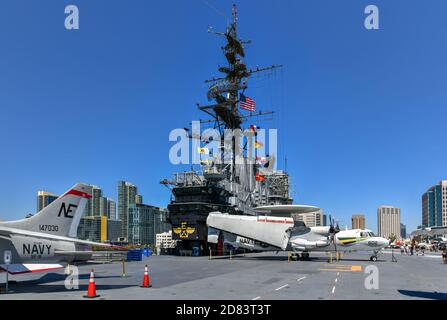 San Diego, CA - 19 luglio 2020: La USS Midway era una portaerei della marina degli Stati Uniti, la nave principale della sua classe. Commissionato una settimana dopo Foto Stock