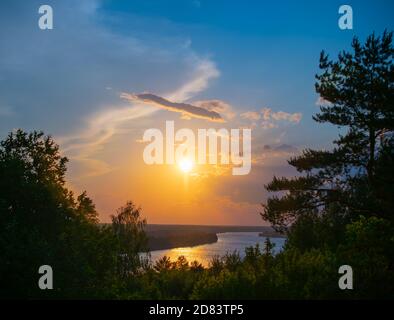 Bella serata arancione tramonto con una vista sulla curva del fiume in natura. Foto Stock