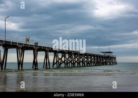 Il vecchio molo di largs Bay in una giornata overcast con nessun popolo ad adelaide sud australia il 26 ottobre 2020 Foto Stock