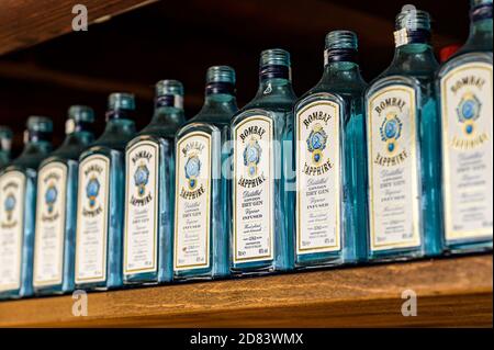 25.05.2019 Ochtendung - Germania Sapphire Bombay Blue Gin per Gin e Tonic cocktail fila vuota di bottiglie. Foto Stock