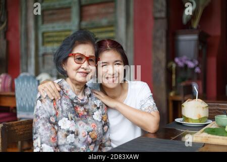 Donna asiatica anziana con figlia che si rilassa in vacanza insieme nel giorno delle madri. Foto Stock