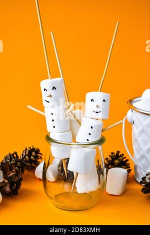 Fai da te marshmallows bianco dolcetto per bambini divertente marshmallow pupazzo di neve di natale. Passo dopo passo. Foto Stock