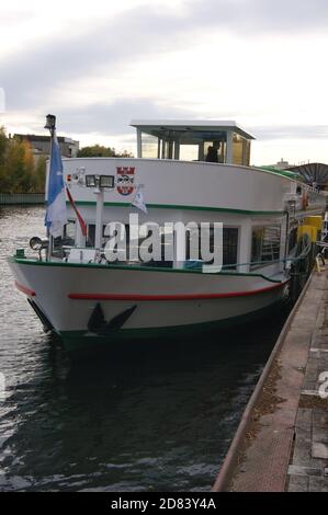 Das Ausflugsschiff 'Wappen von Spandau' am Lindenufer auf der Havel.