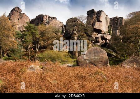 Regno Unito, Inghilterra, Staffordshire, Moorlands, The Roaches, Rockhall Cottage, Don Whillans Memorial Hut, sotto le rocce Foto Stock