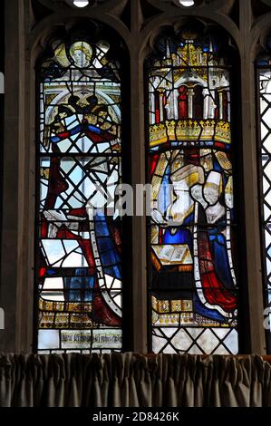 La finestra Est al Little Malvern Priory, Worcs, vetro storico e nazionale importante del 1480 raffigurante re Edoardo IV e Elizabeth Woodville Foto Stock