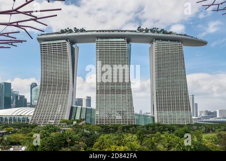 Singapore - 4 Dicembre 2019: Fantastica vista dell'hotel Marina Bay Sands dallo Skyway a Gardens presso la baia di Singapore. Foto Stock