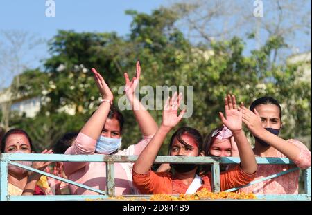 Guwahati, Assam, India. 26 Ottobre 2020. I devoti ballano nel ritmo di Dhak (tamburo) durante l'immersione della Dea Durga a Guwahati, India, il 26 ottobre 2020. L'ultimo giorno del festival si chiama Vijay Dashmi con Vijaya che significa 'vittoria' e Dashmi che significa 'decimo'. Durga Puja è ampiamente celebrato negli stati indiani del Bengala Occidentale, Assam, Jharkhand, Orissa e Tripura e culmina nella immersione degli idoli della dea indù Durga. Credit: ZUMA Press, Inc. Credit: ZUMA Press, Inc./Alamy Live News Foto Stock