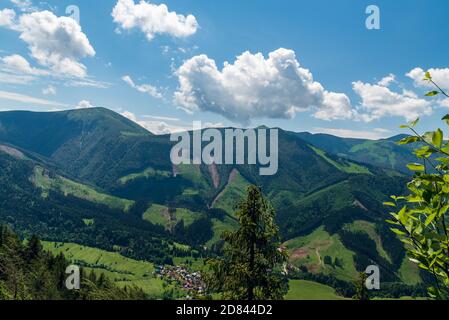 Vista del villaggio di Stefanova con le colline sopra la collina di Boboty nelle montagne di Mala Fatra in Slovacchia Foto Stock