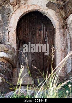 Porta appartenente ad un antico casolare situato in alto nella zona montagnosa di Psiloritis, Creta, Grecia. Foto Stock