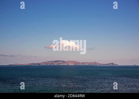 Vista dell'isola di dia situata a nord della città di Heraklion in un giorno con cielo limpido. Piano appena tolto visibile a sinistra. Foto Stock