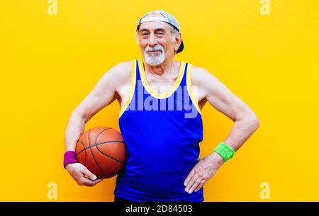 Ritratti di nonno su sfondi colorati Foto Stock