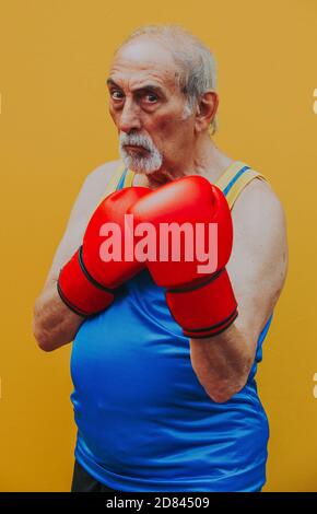 Ritratti di nonno su sfondi colorati Foto Stock