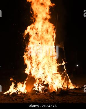 Beawar, Rajasthan, India, 25,2020 ottobre: Un effigie del re demone indù Ravana brucia durante il festival di Dussehra a Beawar. Foto: Sumit Saraswat Foto Stock