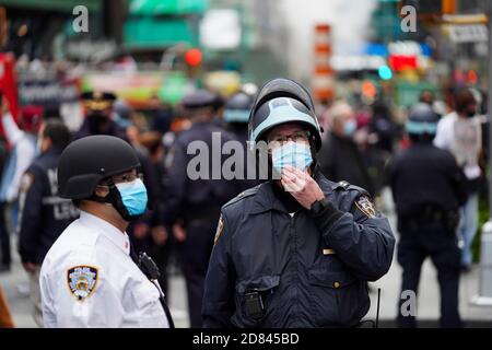 New York, Stati Uniti. 25 Ott 2020. I poliziotti sono in servizio a Times Square a New York, Stati Uniti, 25 ottobre 2020. Il paese ha visto più di 83,000 nuove infezioni sia il 23 che il 24 ottobre, superando un precedente record di un giorno di circa 77,300 casi stabiliti in luglio, secondo i dati raccolti dalla Johns Hopkins University. Credit: Wang Ying/Xinhua/Alamy Live News Foto Stock