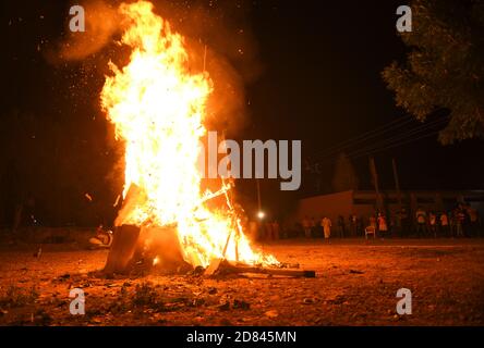 Beawar, Rajasthan, India, ottobre 25,2020: La gente guarda sopra come un effigy del re demone Ravana brucia durante il festival di Dussehra a Beawar. Foto/Sumit Saraswat Foto Stock