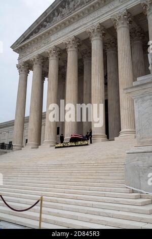 Giustizia il cofanetto di Ruth Bader Ginsburg sui gradini della Corte Suprema Foto Stock