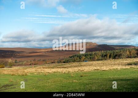 Higgar Tor è una delle principali caratteristiche paesaggistiche del Peak District National Park. Carl Wark è il sito di un forte dell'età del ferro Foto Stock