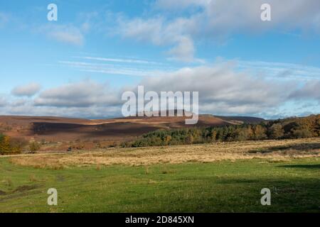 Higgar Tor è una delle principali caratteristiche paesaggistiche del Peak District National Park. Carl Wark è il sito di un forte dell'età del ferro Foto Stock
