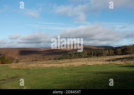 Higgar Tor è una delle principali caratteristiche paesaggistiche del Peak District National Park. Carl Wark è il sito di un forte dell'età del ferro Foto Stock