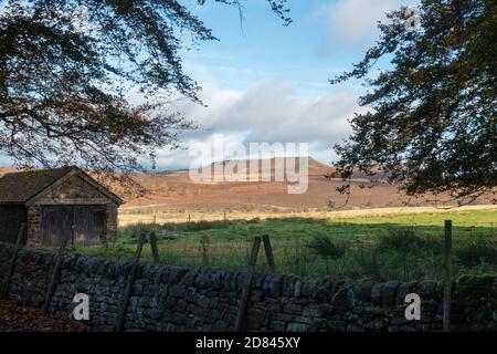 Higgar Tor è una delle principali caratteristiche paesaggistiche del Peak District National Park. Carl Wark è il sito di un forte dell'età del ferro Foto Stock