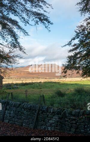 Higgar Tor è una delle principali caratteristiche paesaggistiche del Peak District National Park. Carl Wark è il sito di un forte dell'età del ferro Foto Stock