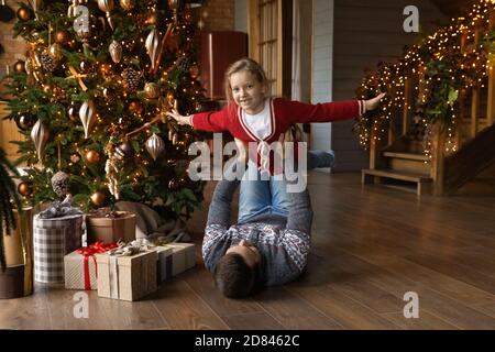 Ritratto di felice bambina giocare con papà a casa Foto Stock