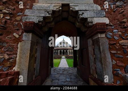 Vista dei gradini d'ingresso che conducono alla tomba di Isa Khan all'interno del complesso della famosa tomba di Humayun a Nuova Delhi. Foto Stock